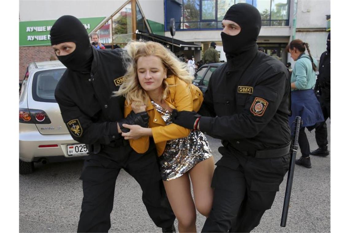 Protest trotz Drohung: Zehntausende gegen Lukaschenko Bereits gestern kam es bei Frauen-Protestmarsch zu unzähligen Festnahmen. Foto: Uncredited/TUT.by/dpa