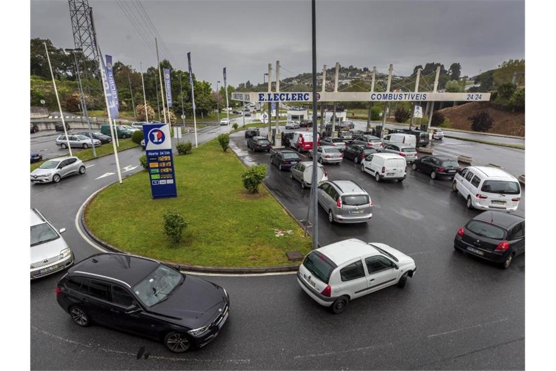 Streik der Latwagenfahrer: In Portugal wird der Sprit knapp Bereits im April hatten die Fahrer von Gefahrgut-Lastwagen gestreikt und für lange Schlangen an Tankstellen in Portugal gesorgt. Foto: Luis Vieira/AP
