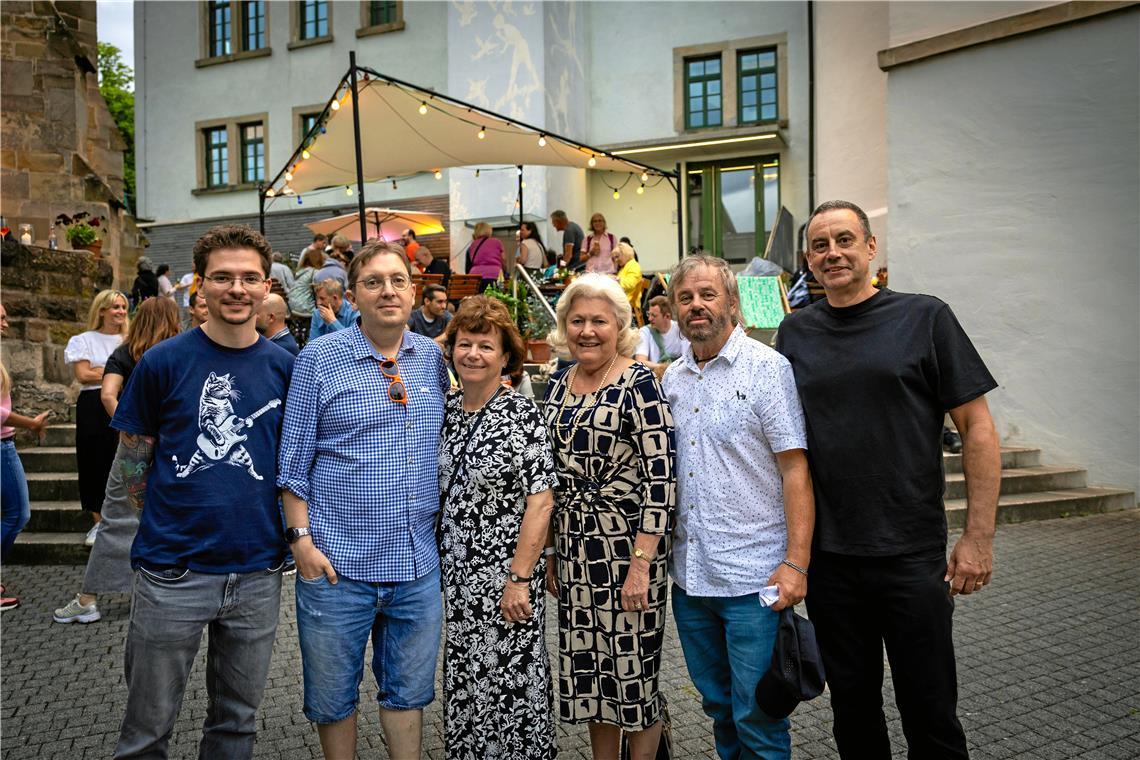 Bereits im Jahr 2024 war die Band Electronique Chelmsford mit dem Backnanger David Whitehead (2. von links) zu Gast beim Straßenfest, hier mit der Bürgermeisterin Janette Potter. Archivfoto: Alexander Becher