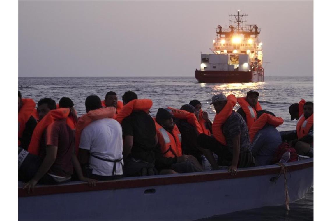 Bereits im September wurden 36 Menschen aus einem kleinen Holzboot gerettet, nachdem die „Ocean Viking“ von den maltesischen Behörden dazu aufgefordert worden war. Foto: Renata Brito/AP/dpa