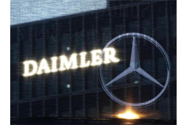 Bereits Mitte Februar musste Daimler wegen des möglichen Fehlers knapp 1,3 Millionen Fahrzeuge zurückrufen. Foto: Marijan Murat/dpa