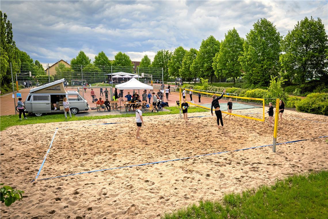 Neues Beachvolleyballfeld in Maubach eröffnet Bereits seit dem Sommer ist das Feld bespielbar, nun wurde es eingeweiht. Foto: Alex Becher