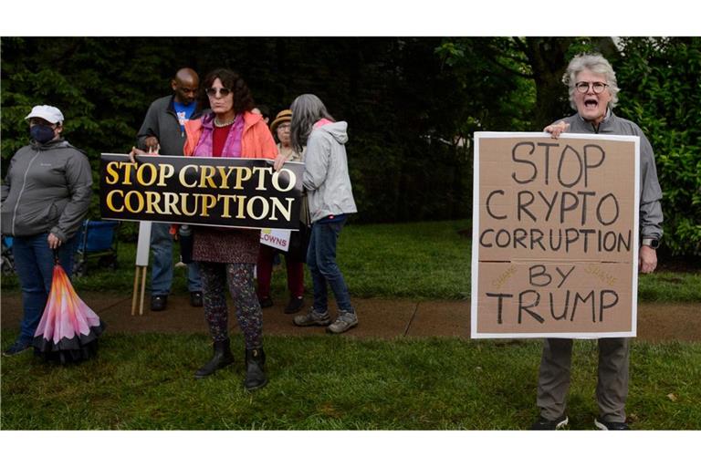 Bereits vor der Ankunft von US-Präsident Trump gibt es Protest in der Nähe seines Golfclubs.