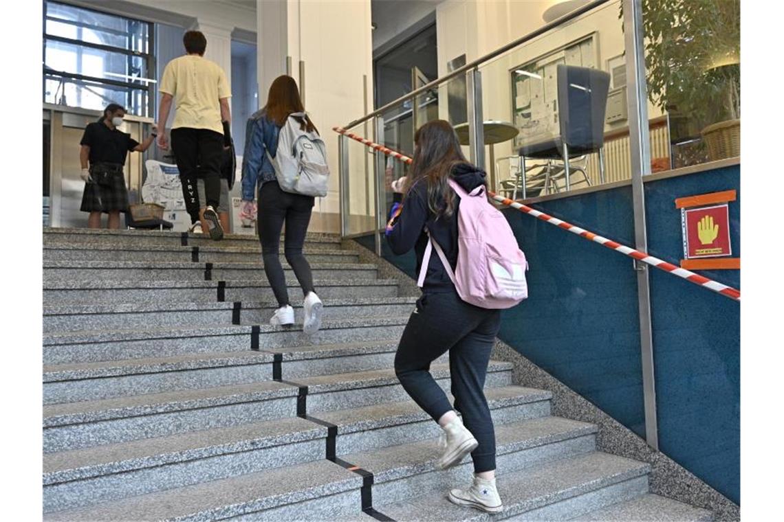 Bereits vor zwei Wochen sind Abschlussklassen an die Schulen in Österreich zurückgekehrt. Foto: Hans Punz/APA/dpa