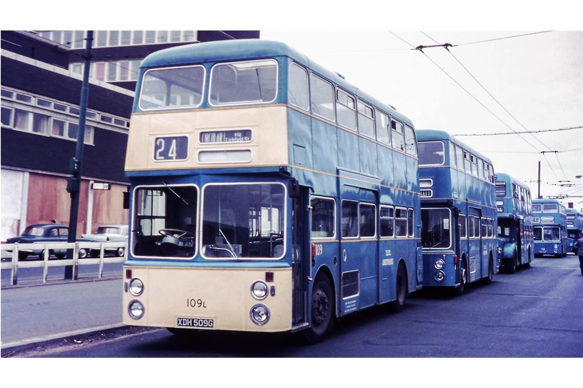Als die Queen noch Daimler fuhr Bereits zu Beginn des 20. Jahrhunderts begann Daimler, auch in das Omnibus-Geschäft einzusteigen. Doppeldeckerbusse wie der Daimer Fleetline prägten lange Zeit das Stadtbild der Londoner Innenstadt.