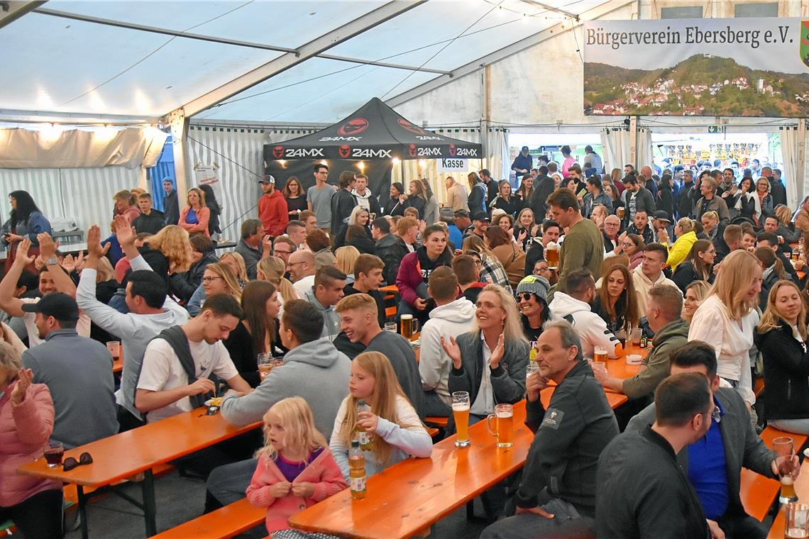 Viel Trubel beim Schlossfest Ebersberg Bereits zu Beginn des Festbetriebs am Samstagabend herrscht schon gute Stimmung im Festzelt auf dem Ebersberg. Fotos: Tobias Sellmaier