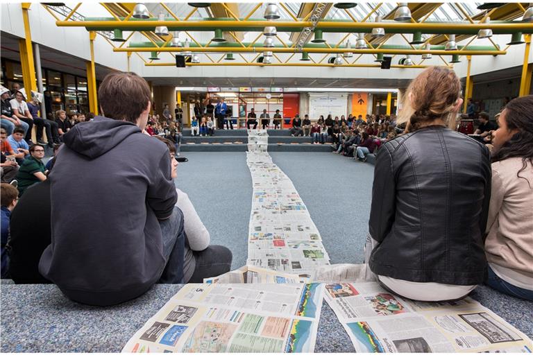 Bereits zum 17. Mal bietet die BKZ das Zisch-Projekt an, und immer dreht sich alles um das Thema Zeitung wie hier vor acht Jahren bei der Auftaktveranstaltung im Bildungszentrum Weissacher Tal. Leider wird es heuer wegen der Pandemie noch Abstandsregeln geben. Foto: J. Fiedler