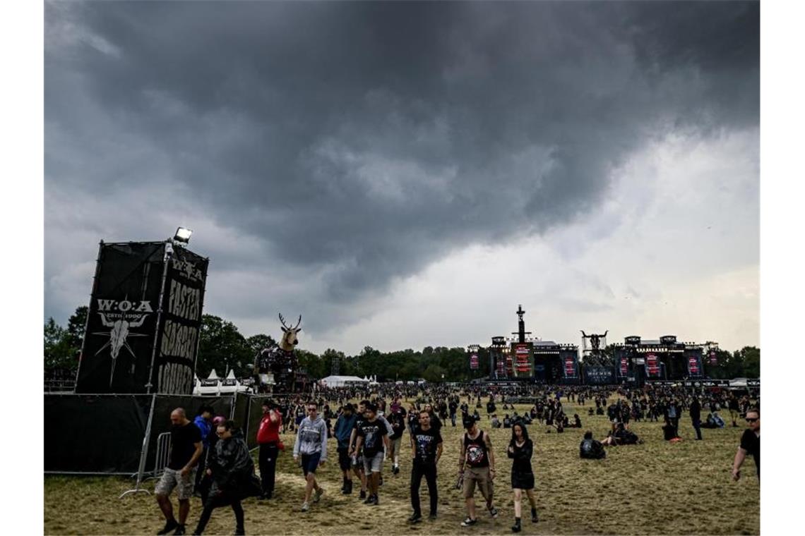 Bereits zum zweiten Mal in zwei Tagen wurde das Festivalgelände des Wacken Open Air wegen eines Unwetters geräumt. Foto: Axel Heimken