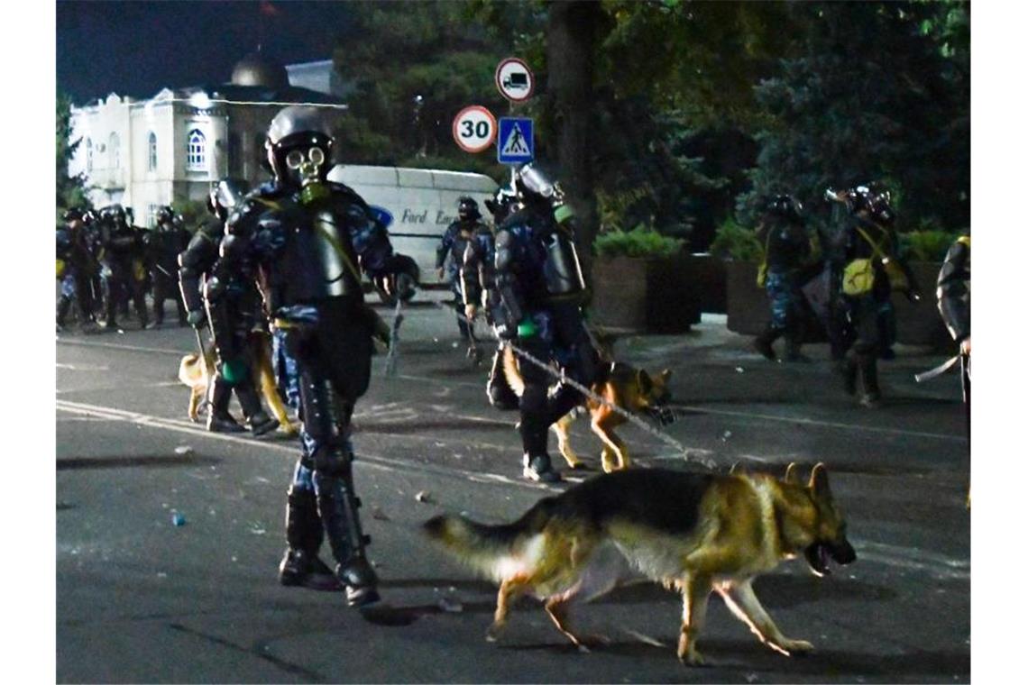 Chaos in Kirgistan: Demonstranten erzwingen Wahlannullierung Bereitschaftspolizei mit Hunden zerstreut Demonstranten während einer Kundgebung gegen die Ergebnisse einer Parlamentsabstimmung. Foto: Vladimir Voronin/AP/dpa