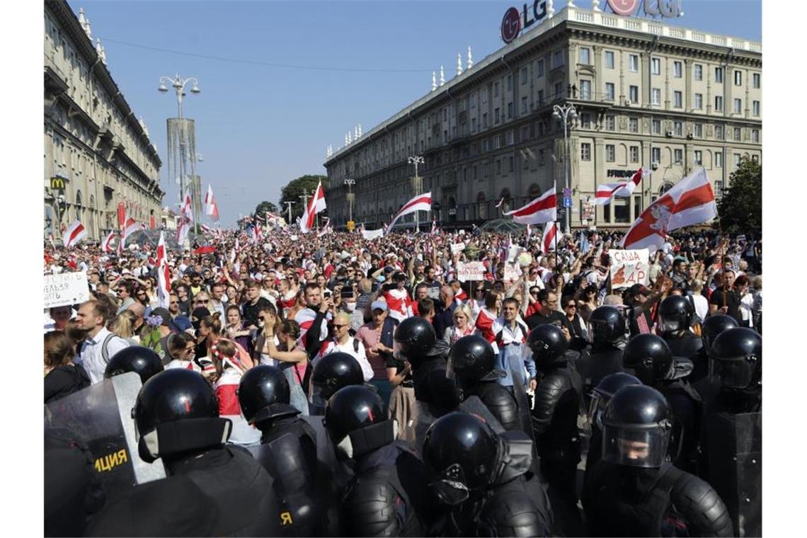 Bereitschaftspolizisten blockieren den Weg zu einer Kundgebung. Bei einer neuen großen Sonntagsdemonstration in Belarus hat es erneut viele Festnahmen gegeben. Foto: -/AP/dpa