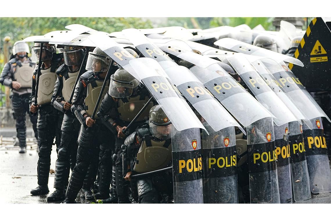Bereitschaftspolizisten im Einsatz während Protesten in Indonesien.