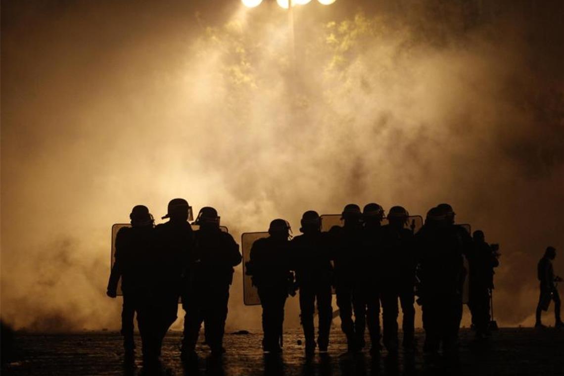 Bereitschaftspolizisten sichern während einer „Gelbwesten“-Demonstration den Arc de Triomphe in Paris. Foto: Kamil Zihnioglu/AP/dpa
