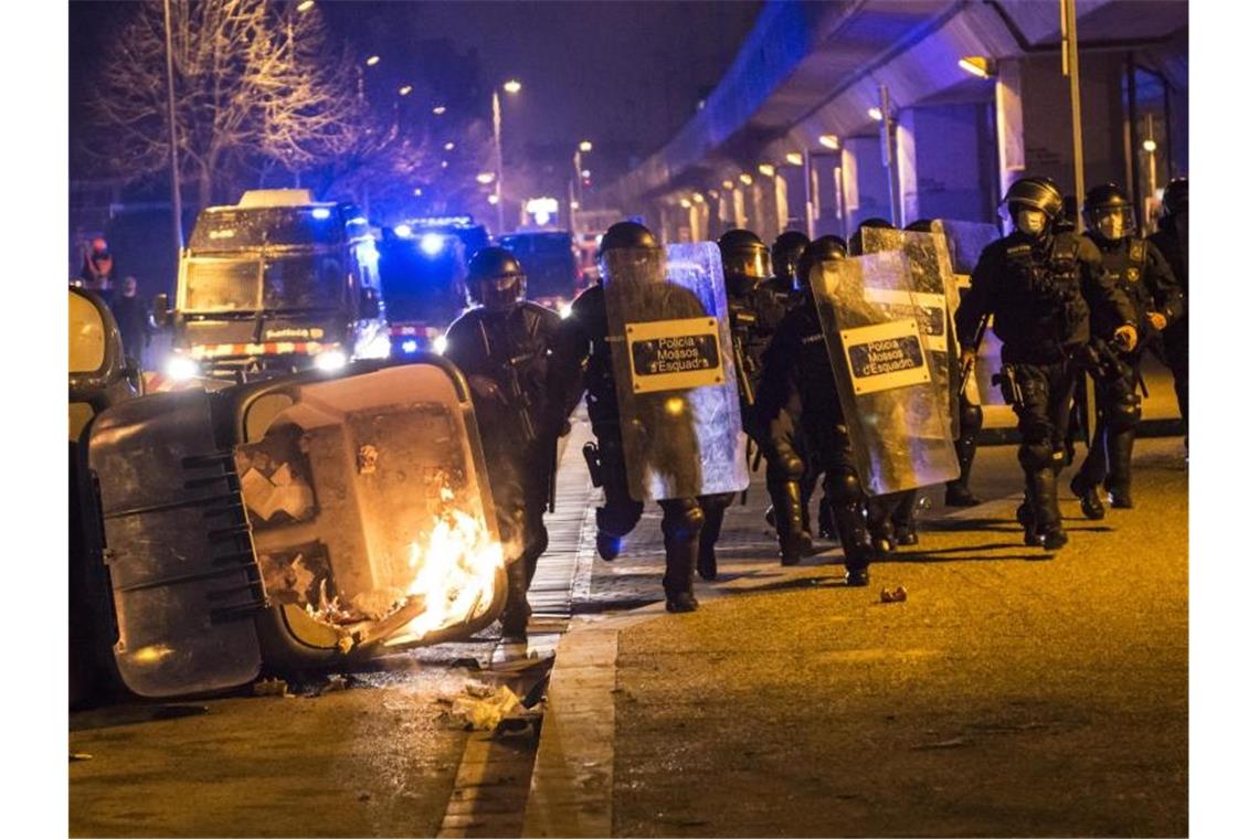 Rapper in Haft: Vierte Krawall-Nacht in Folge in Spanien Bereitschaftspolizisten sind in Girona im Einsatz. Foto: Glòria Sánchez/EUROPA PRESS/dpa