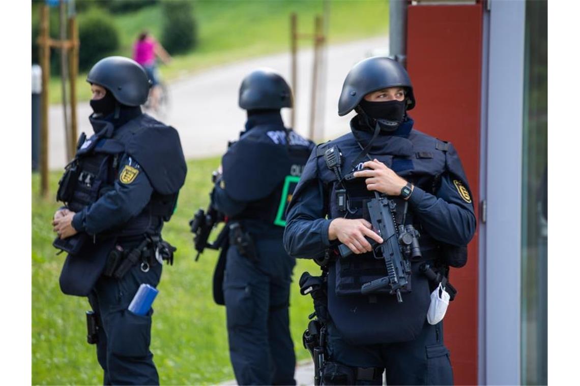31-Jähriger weiter auf der Flucht: Polizei prüft „Manifest“ Bereitschaftspolizisten stehen am Rande einer Pressekonferenz zum Stand der Ermittlungen. Foto: Philipp von Ditfurth/dpa/