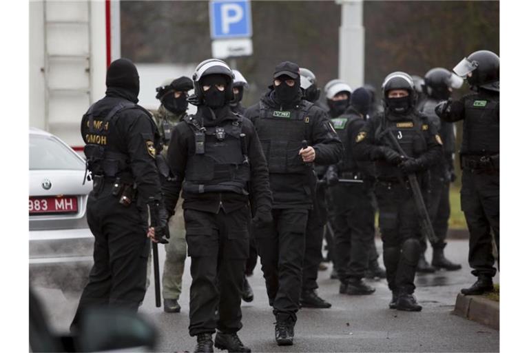 Bereitschaftspolizisten stehen am Rande eines Protests von Oppositionellen. Foto: -/AP/dpa