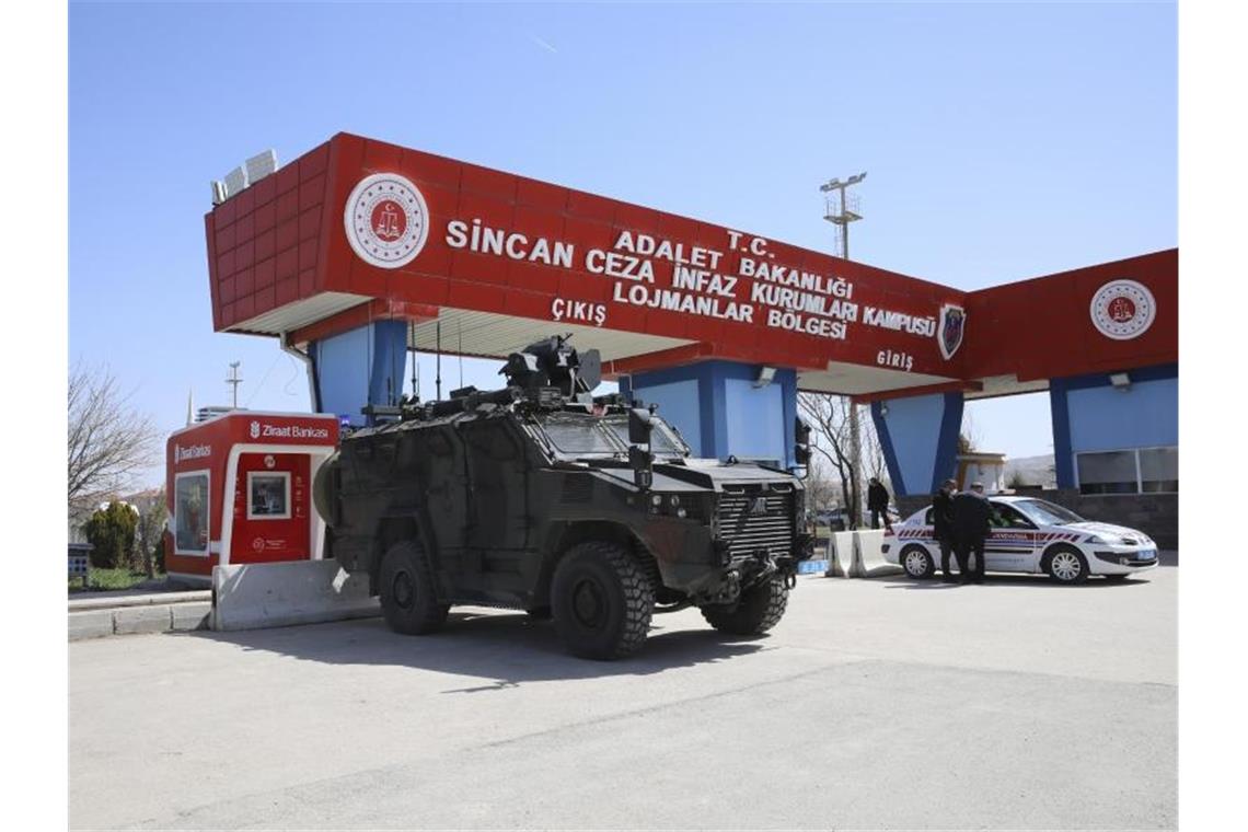 Türkisches Gericht verurteilt etliche Putschisten Bereitschaftspolizisten stehen vor dem Gerichtsgebäude, in dem bei einem Prozess das Urteil gegen 497 Angeklagte gefällt wurde. Foto: Burhan Ozbilici/AP/dpa
