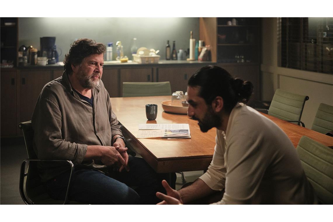 Berg findet allmählich Zugang zu Ramin Taremi (Omid Memar).