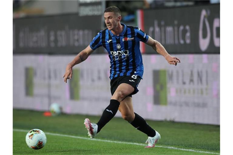 Bergamos Außenverteidiger Robin Gosens ist inzwischen europaweit begehrt. Foto: Jonathan Moscrop/CSM via ZUMA Wire/dpa