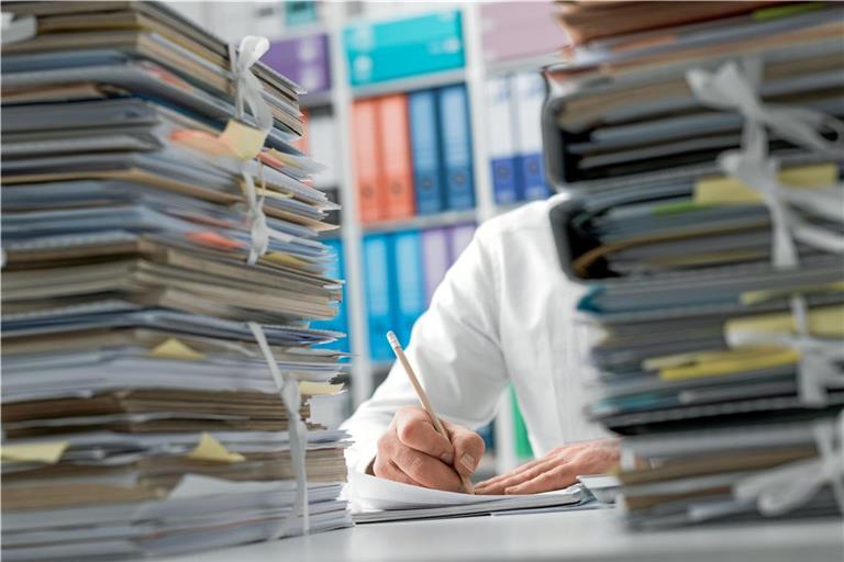 Berge von unnötigen Unterlagen? Dem will man in Baden-Württemberg nun entgegentreten. Symbolfoto: Adobe Stock/stokkete