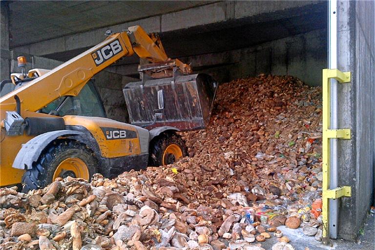Bergeweise weggeworfenes Brot: Lebensmittelreste nicht wegzuschmeißen, sondern zu verwerten, ist ein wichtiger Hebel, wie man sich klimafreundlicher ernähren kann. Fotos: R. Holzkamp
