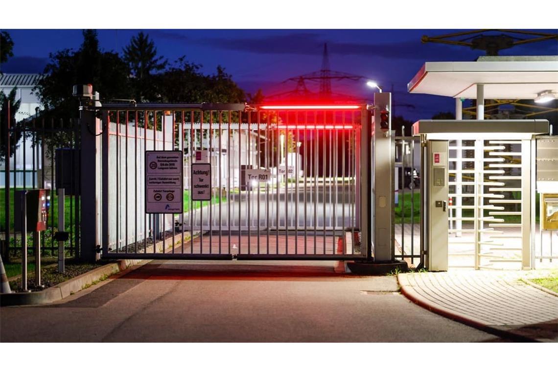 Bergheim: Ein Tor sichert die Zufahrt zu einem Umspannwerk des Netzbetreibers Amprion. 