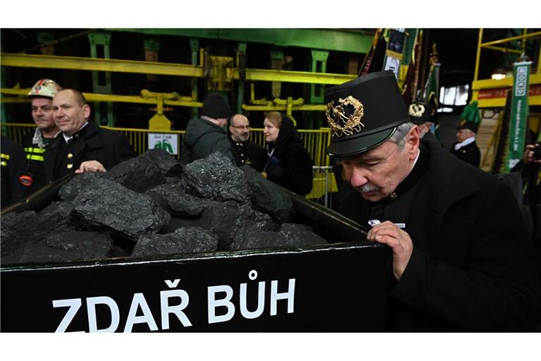 Bergleute bringen die symbolische letzte Lore an die Oberfläche.