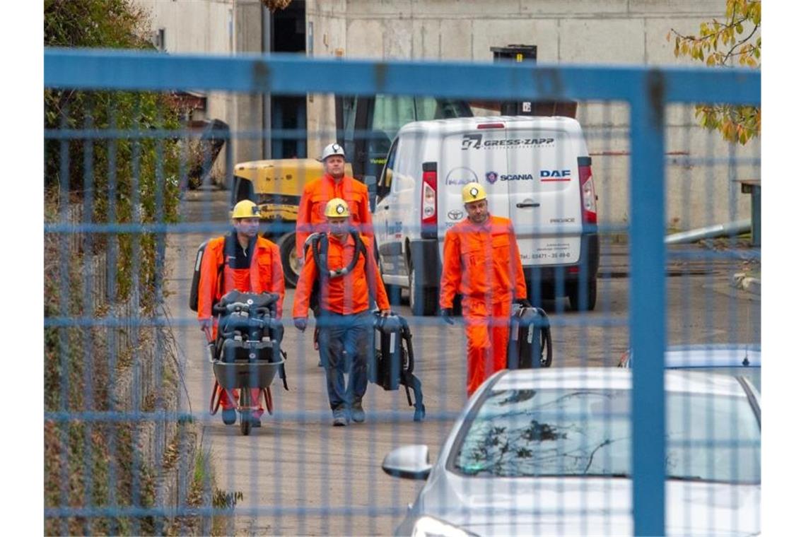 Bergleute nach Grubenunglück aus 700 Metern Tiefe befreit Bergleute verlassen den Schacht der Grube. Foto: Holger John/dpa-Zentralbild/dpa