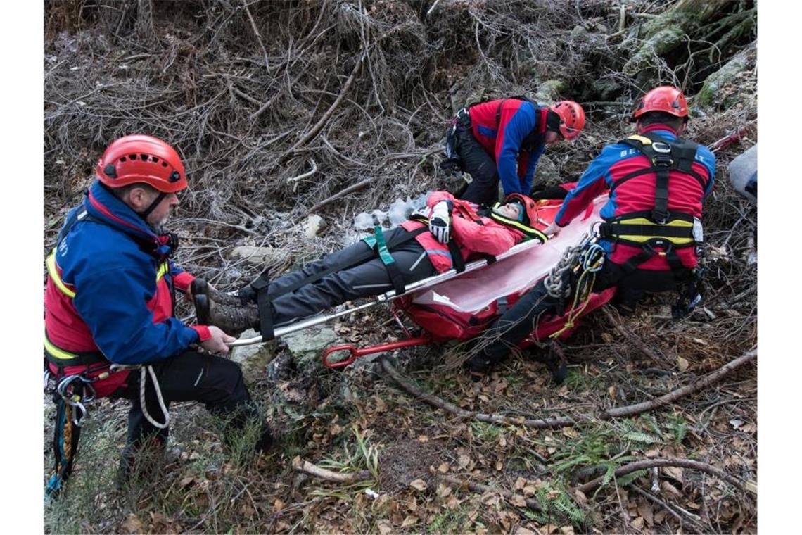Pandemie sorgt bei Bergwacht für schwierigere Einsätze Bergretter der Bergwacht üben auf dem Feldberg. Foto: picture alliance / Patrick Seeger/dpa/Symbolbild