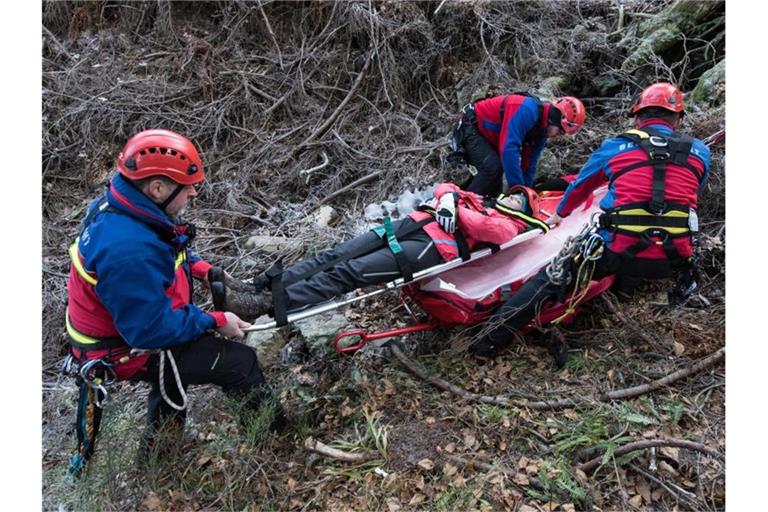 Bergretter der Bergwacht üben auf dem Feldberg im Schwarzwald die Rettung einer verletzten Person. Foto: picture alliance / Patrick Seeger/dpa/Archivbild