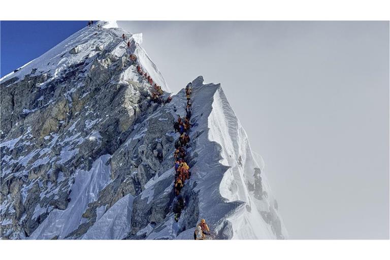 Bergsteiger bilden eine Schlange, während sie sich dem Gipfel des Mount Everest in Nepal nähern.