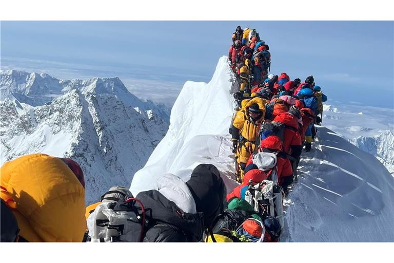 Bergsteiger und Bergführer stehen zwischen dem Südgipfel und der Hillary-Stufe des Mount Everest. (Foto Archiv)