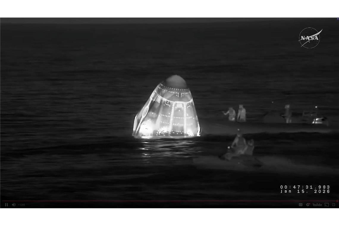 Bergungsschiffe nähern sich der  SpaceX Crew-11-Kapsel der NASA.