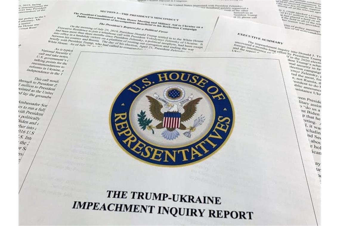 „Überwältigende Beweise“: Demokraten erhöhen Druck auf Trump Bericht der US-Demokraten im Amtsenthebungsverfahren gegen US-Präsident Trump. Foto: Jon Elswick/AP/dpa