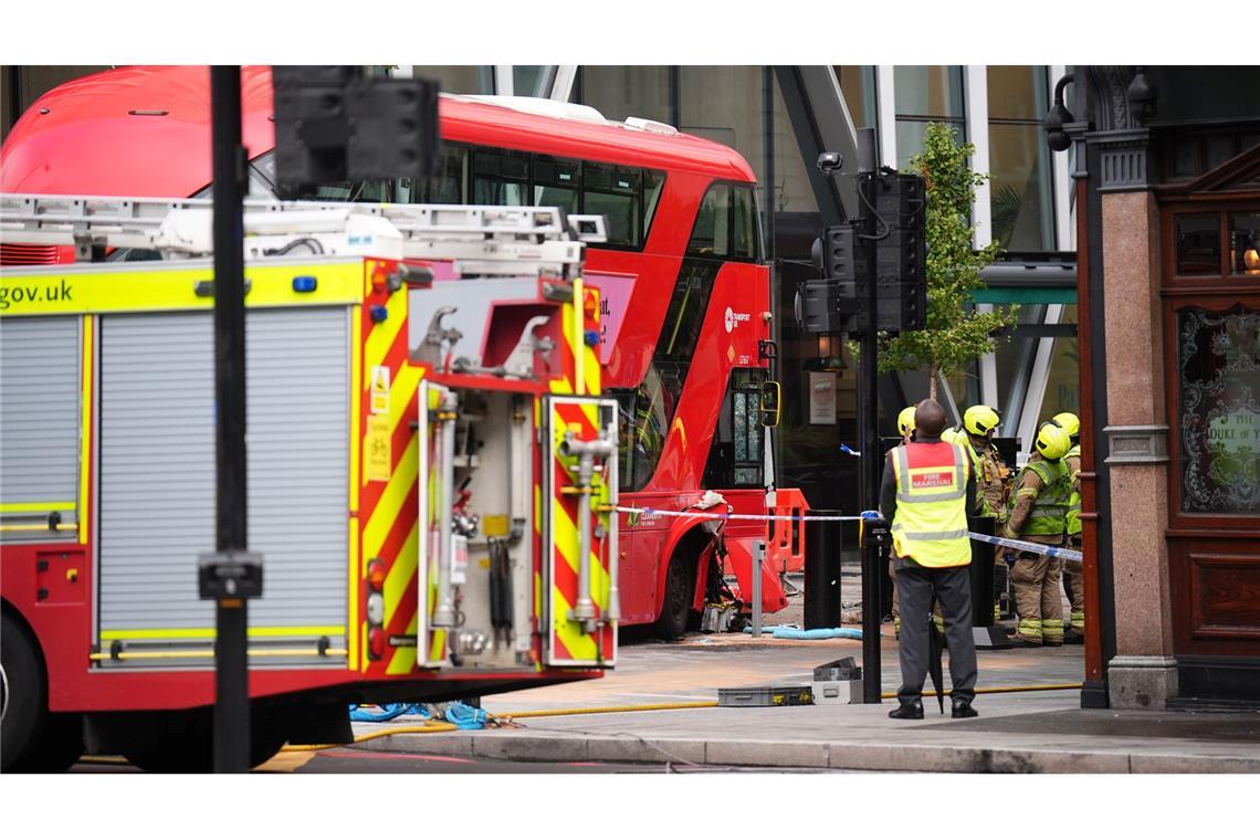 Berichte über Tote gab es zunächst keine, wie Scotland Yard bestätigte.