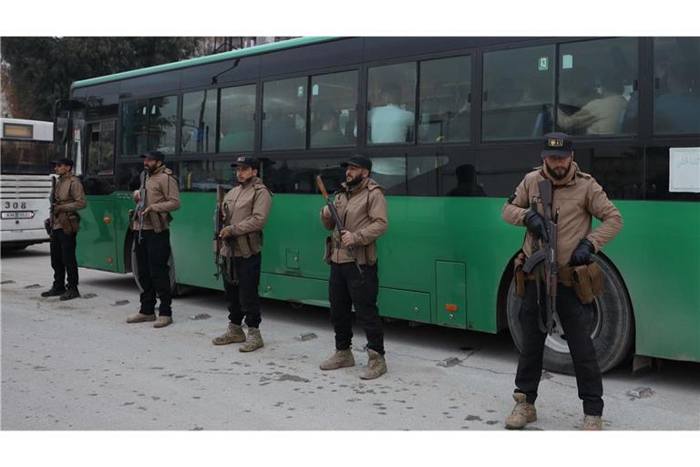 Berichten zufolge haben die letzten kurdischen Kämpfer Aleppo in Bussen verlassen.