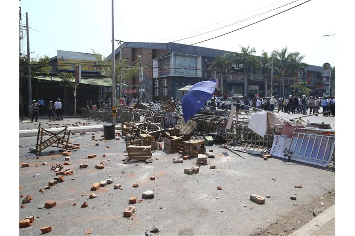 Berichten zufolge hat die myanmarische Polizei mit scharfer Munition auf Demonstranten geschossen. Foto: Uncredited/AP/dpa