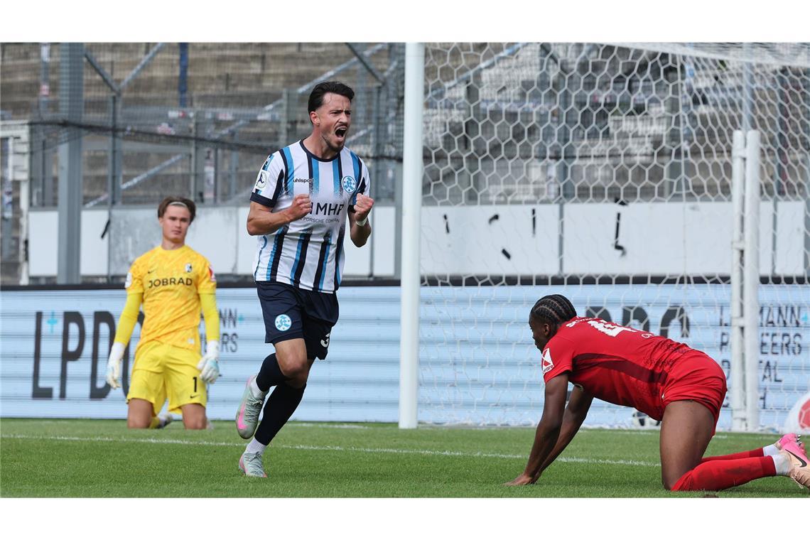 Traumtore und Emotionen – das sind die Bilder vom höchsten Saisonsieg Berisha dreht jubelnd ab.