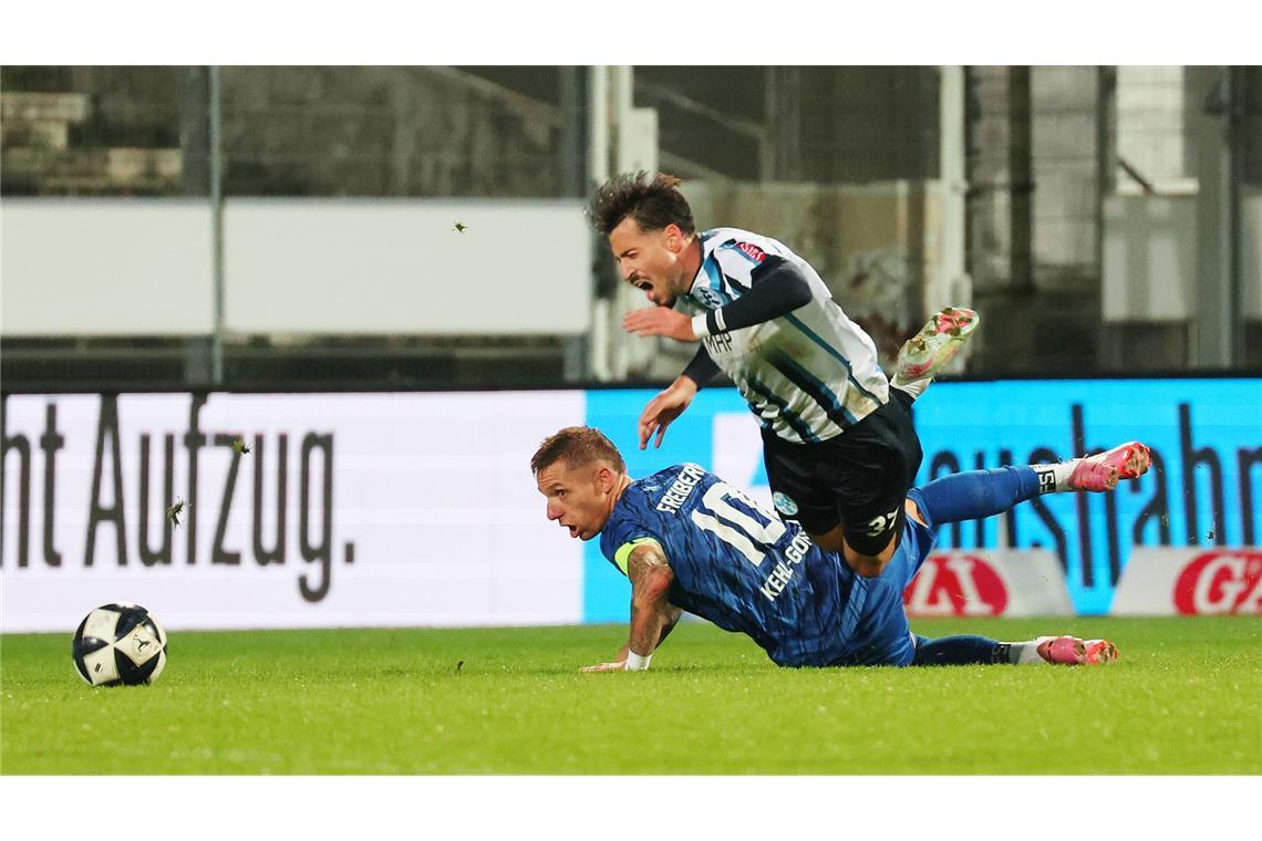 Berisha kommt im Zweikampf mit Kehl-Gomez zu Fall.