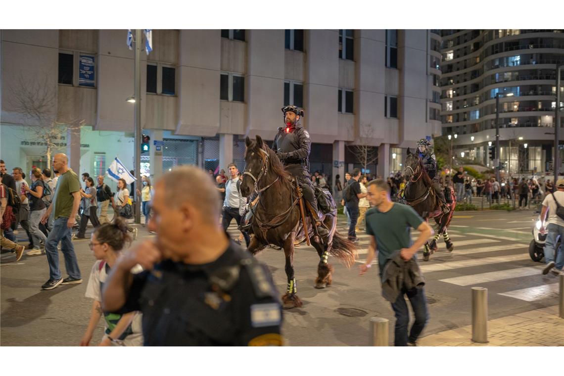 Bilder des Tages Berittene Polizei zerstreut Demonstranten in Tel Aviv, die gegen die Regierung des israelischen Ministerpräsidenten Netanjahu protestieren.