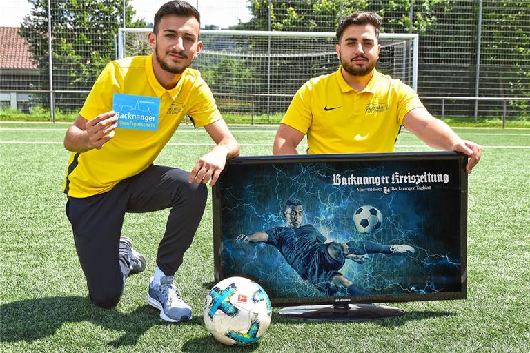 Berkay Uzun (links) und Volkan Topal vom TSC Murrhardt haben die Backnanger Einkaufsgutscheine im Gesamtwert von 30 Euro für den dritten Platz beim BKZ-FIFA-Cup erhalten. Foto: T. Sellmaier