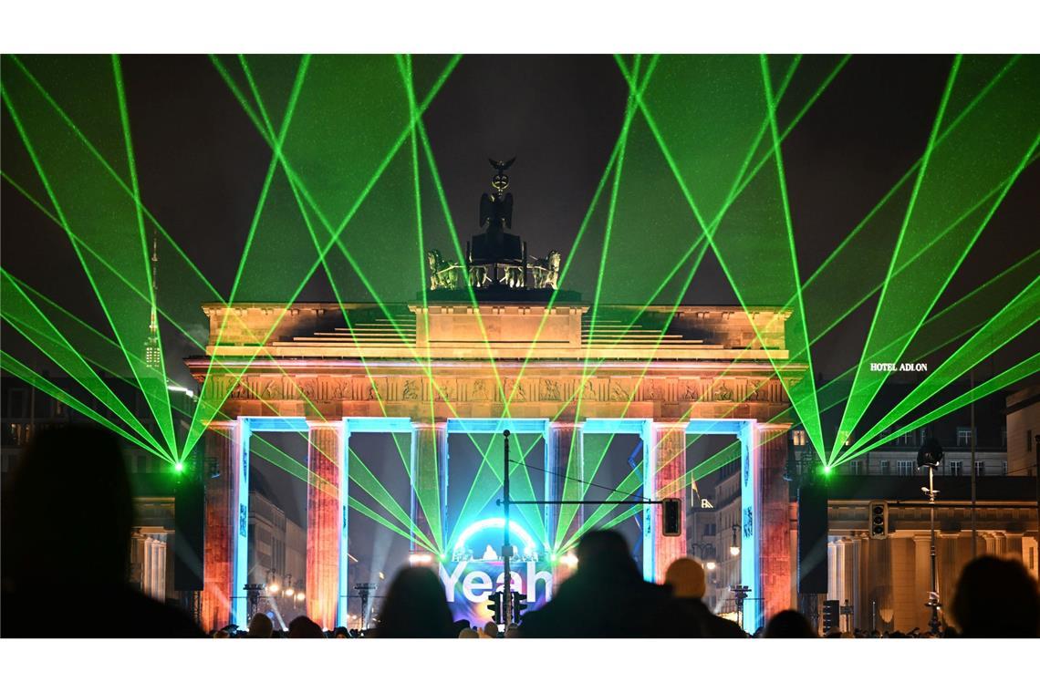 Berlin feiert in Farben: Spektakuläre Lasershow bei „Yeah 26“ am Brandenburger Tor am Silvesterabend.