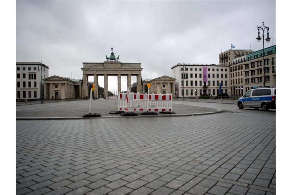 Kaum Menschenleben gerettet? Lockdown-Studie in der Kritik Berlin im Januar 2021: Ein fast menschenleerer Platz vor dem Brandenburger Tor. Foto: David Hutzler/dpa