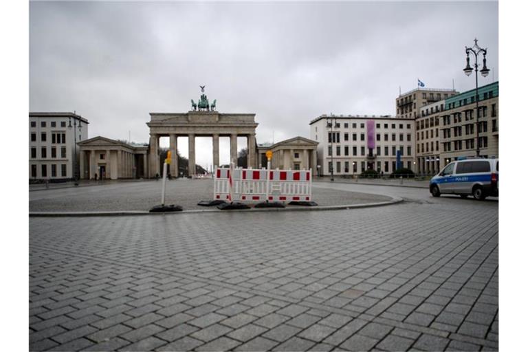 Berlin im Januar 2021: Ein fast menschenleerer Platz vor dem Brandenburger Tor. Foto: David Hutzler/dpa