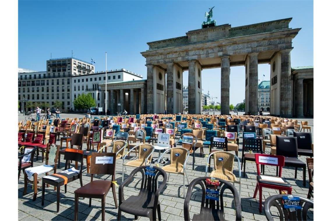 Berliner Gastronomen haben fast 800 Stühle vor dem Brandenburger Tor aufgestellt. Foto: Bernd von Jutrczenka/dpa