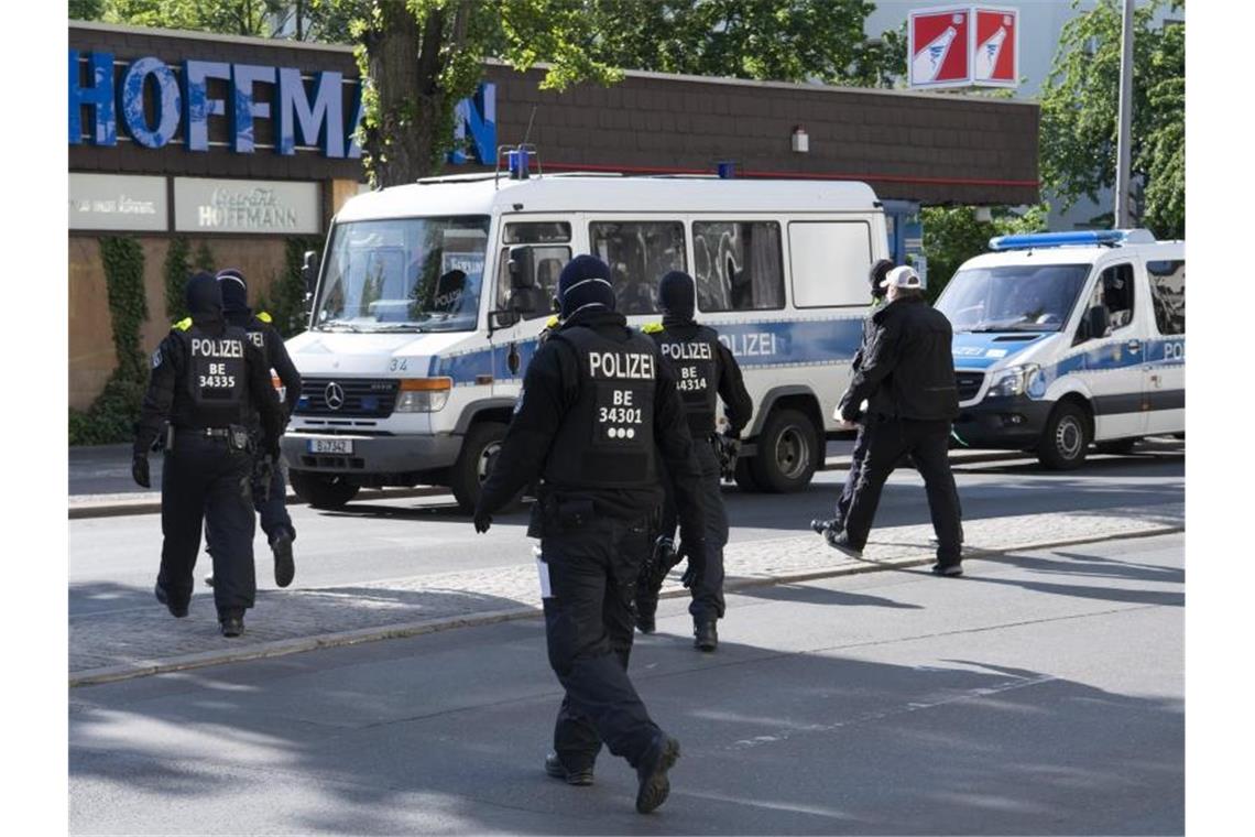 Koks-Taxis, Schießereien: Neue Einblicke in die Clan-Szene Berliner Polizisten während einer Razzia wegen des Handels mit Betäubungsmitteln (Archiv). Foto: Paul Zinken/dpa-Zentralbild/dpa