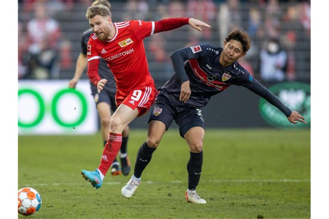 Fan-Hilfe und späte Tore: Stuttgart ringt Augsburg nieder Berlins Andreas Voglsammer (l) kämpft mit Hiroki Ito vom VfB Stuttgart um den Ball. Foto: Andreas Gora/dpa/Archivbild