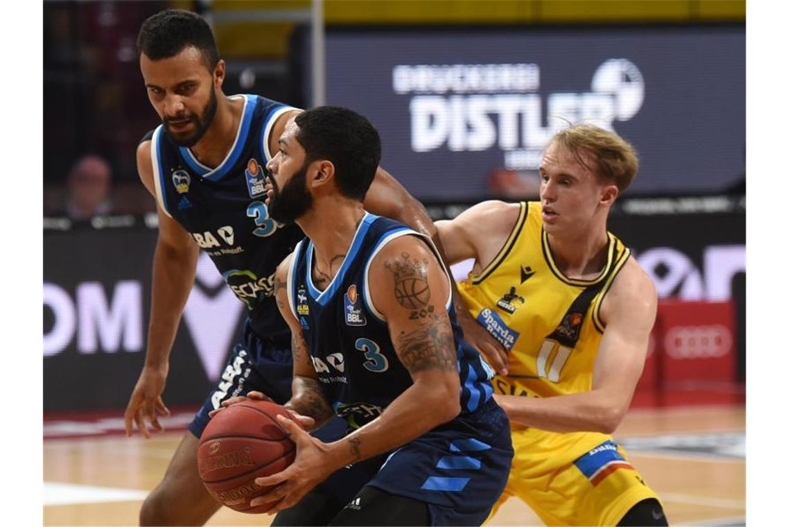 US-Basketballer Knight verlässt MHP Riesen Ludwigsburg Berlins Center Johannes Thiemann (l-r), Peyton Siva und Ludwigsburgs Marcos Knight. Foto: Christof Stache/AFP-Pool/dpa/Archivbild