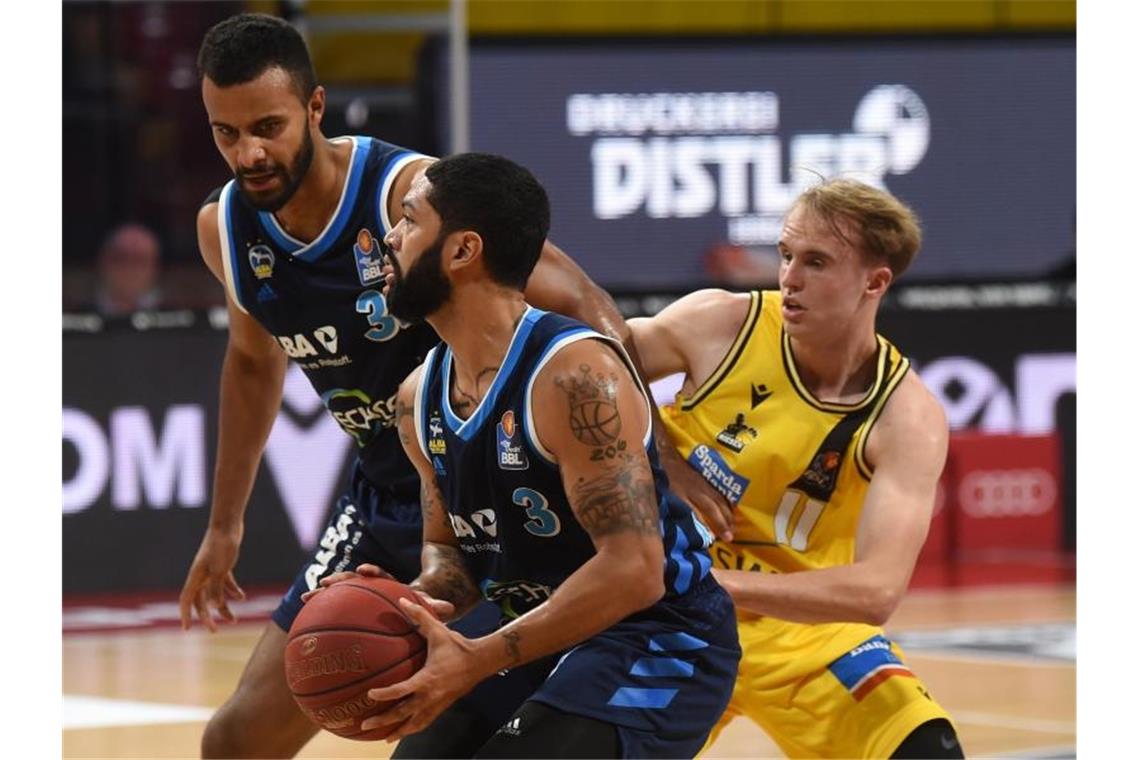 Berlins Center Johannes Thiemann (l-r), Peyton Siva und Ludwigsburgs Marcos Knight. Foto: Christof Stache/AFP-Pool/dpa/Archivbild