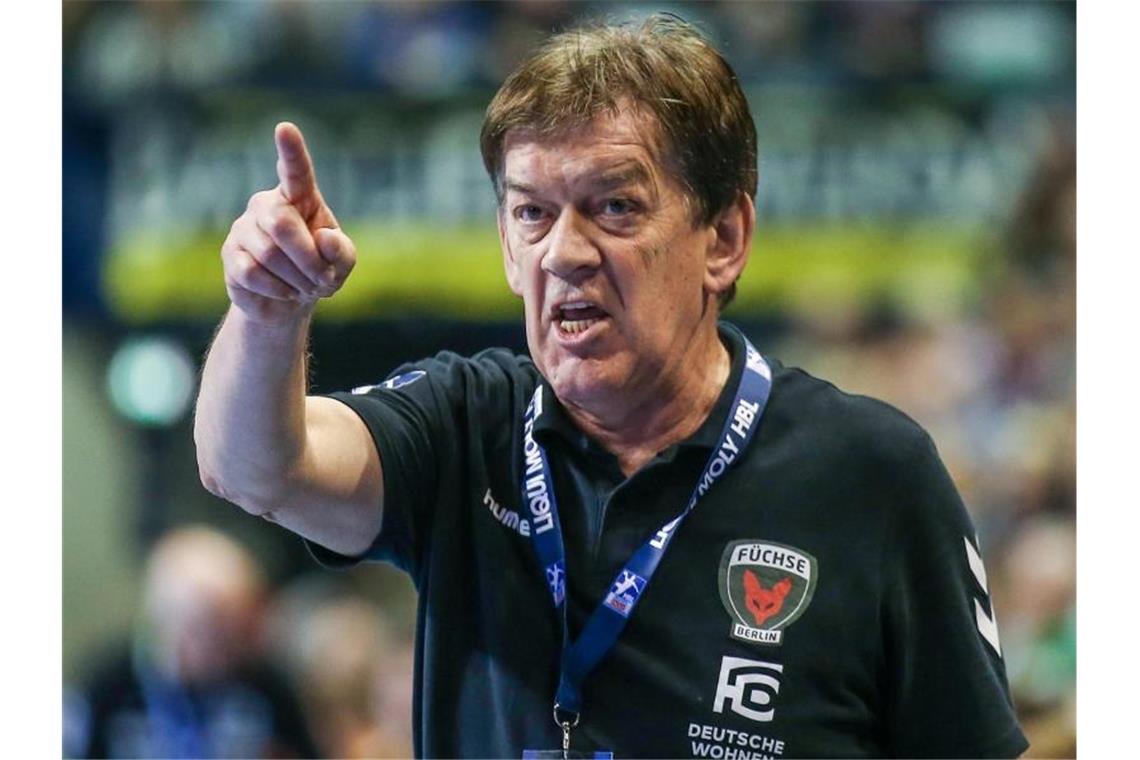 Ehemaliger Füchse-Trainer Petkovic in Göppingens Team Berlins ehemaliger Trainer Velimir Petkovic zeigt mit dem Finger auf das Tor. Foto: Andreas Gora/dpa/Archivbild