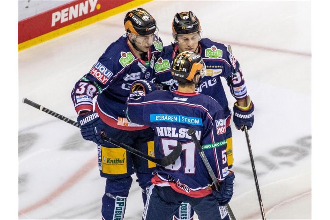 2:1 in München: Eisbären Berlin gewinnen DEL-Spitzenspiel Berlins Frans Nielsen (vorne) jubelt mit Teamkollegen über einen Treffer. Foto: Andreas Gora/dpa